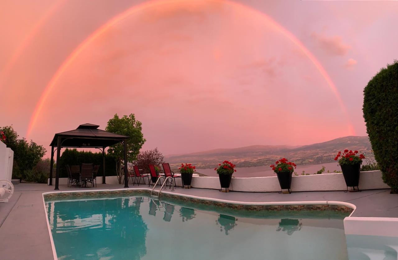 Bella Luna Bed And Breakfast West Kelowna Bagian luar foto