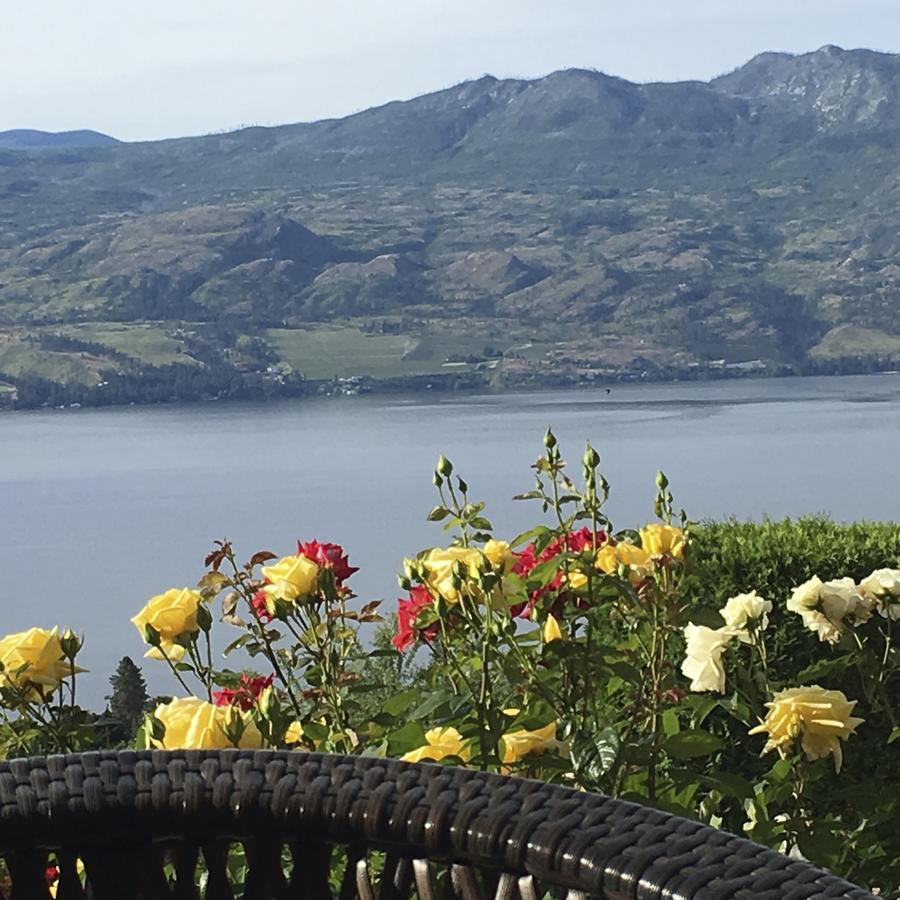 Bella Luna Bed And Breakfast West Kelowna Bagian luar foto