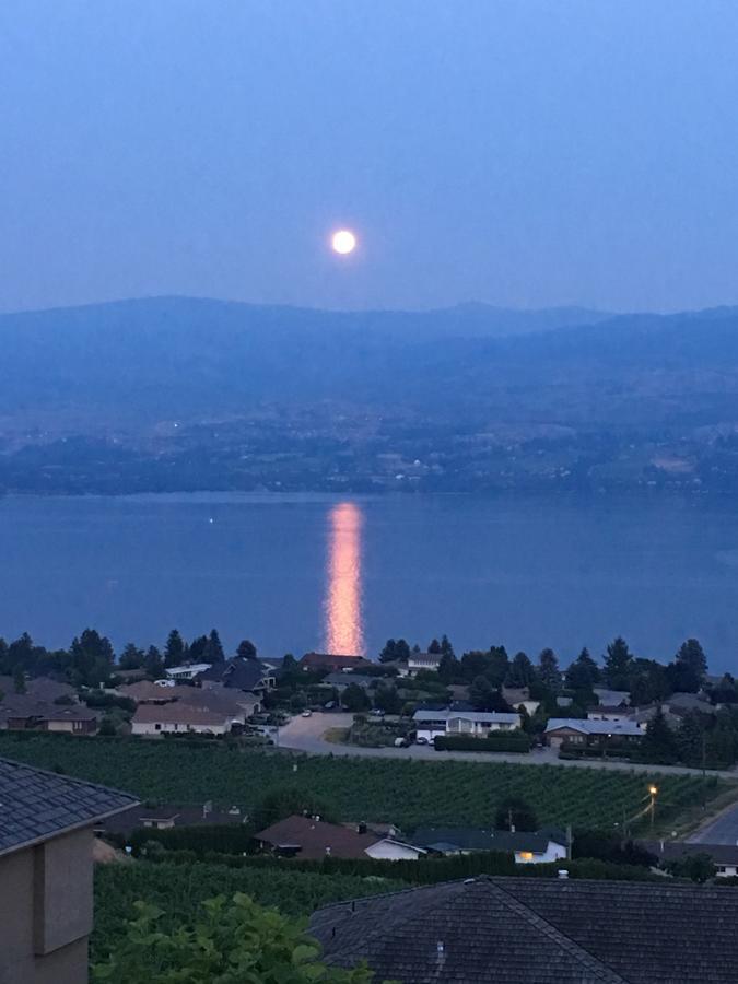 Bella Luna Bed And Breakfast West Kelowna Bagian luar foto