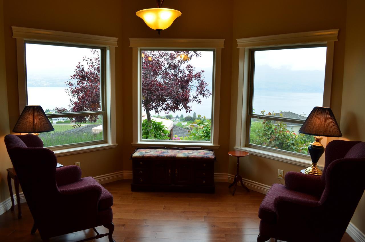 Bella Luna Bed And Breakfast West Kelowna Bagian luar foto