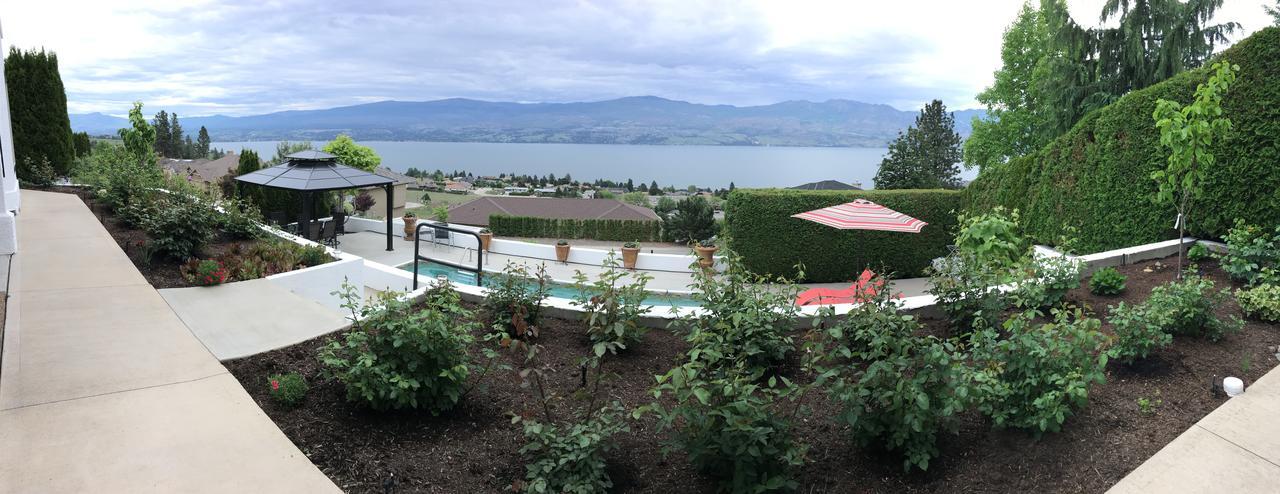 Bella Luna Bed And Breakfast West Kelowna Bagian luar foto