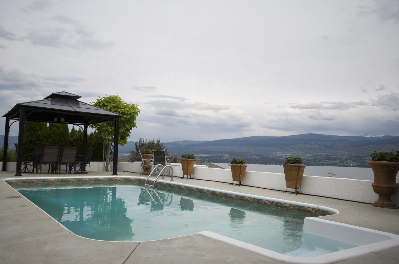 Bella Luna Bed And Breakfast West Kelowna Bagian luar foto