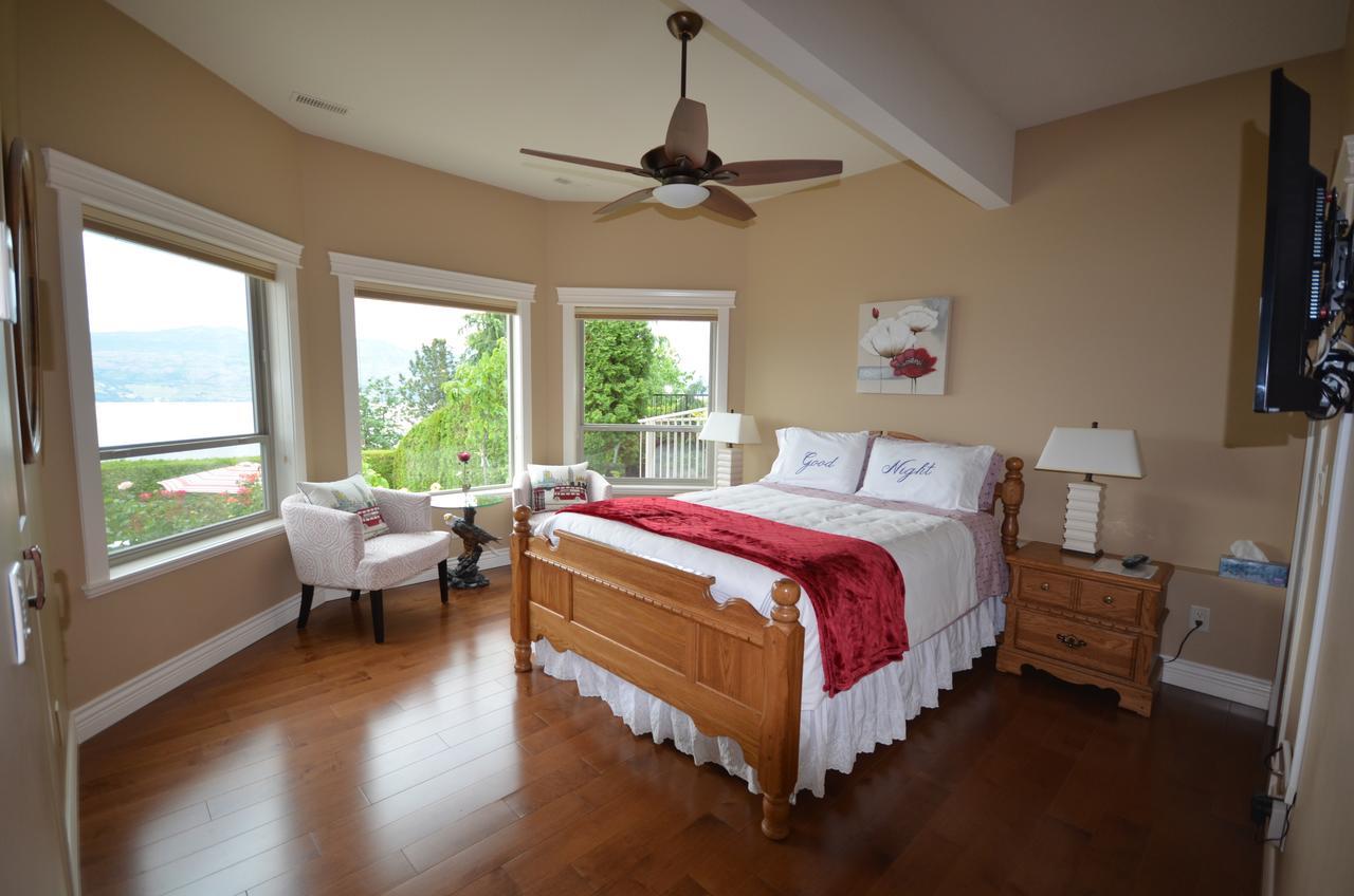 Bella Luna Bed And Breakfast West Kelowna Bagian luar foto