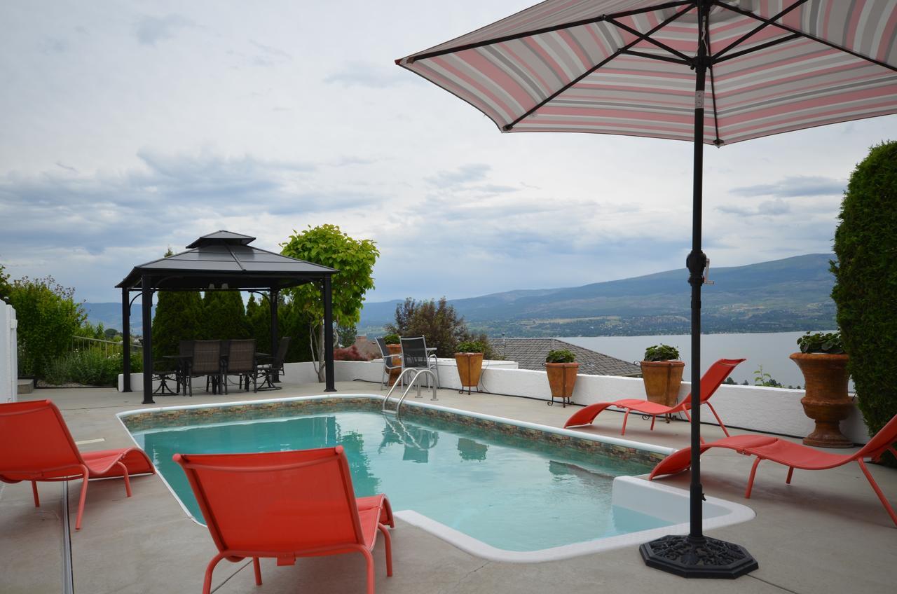 Bella Luna Bed And Breakfast West Kelowna Bagian luar foto